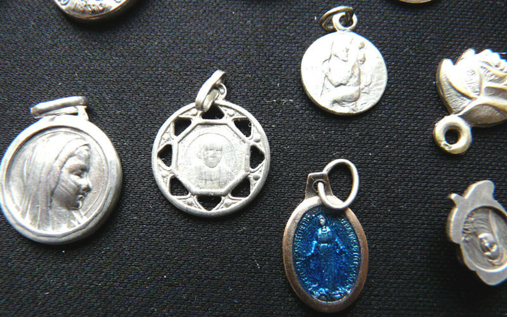 Lot de 16 M&eacute;dailles diverses et Pendentifs religieux - Vinta Bijoux et montres