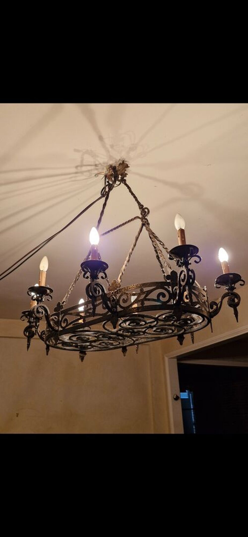 Grand lustre en fer forg&eacute; Décoration
