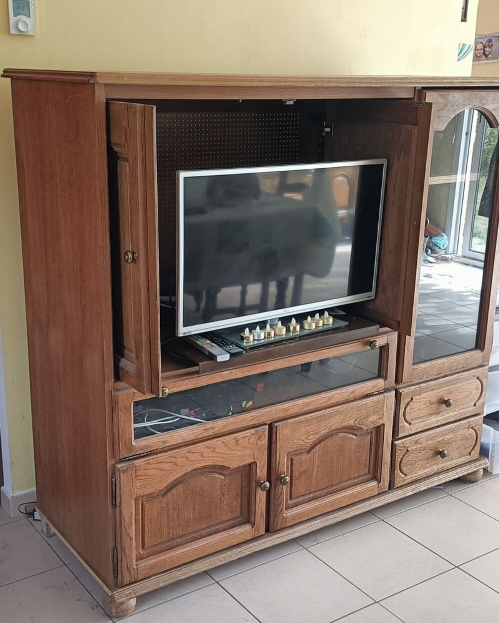 Meuble TV ancien en bois massif avec beaucoup de rangements Meubles
