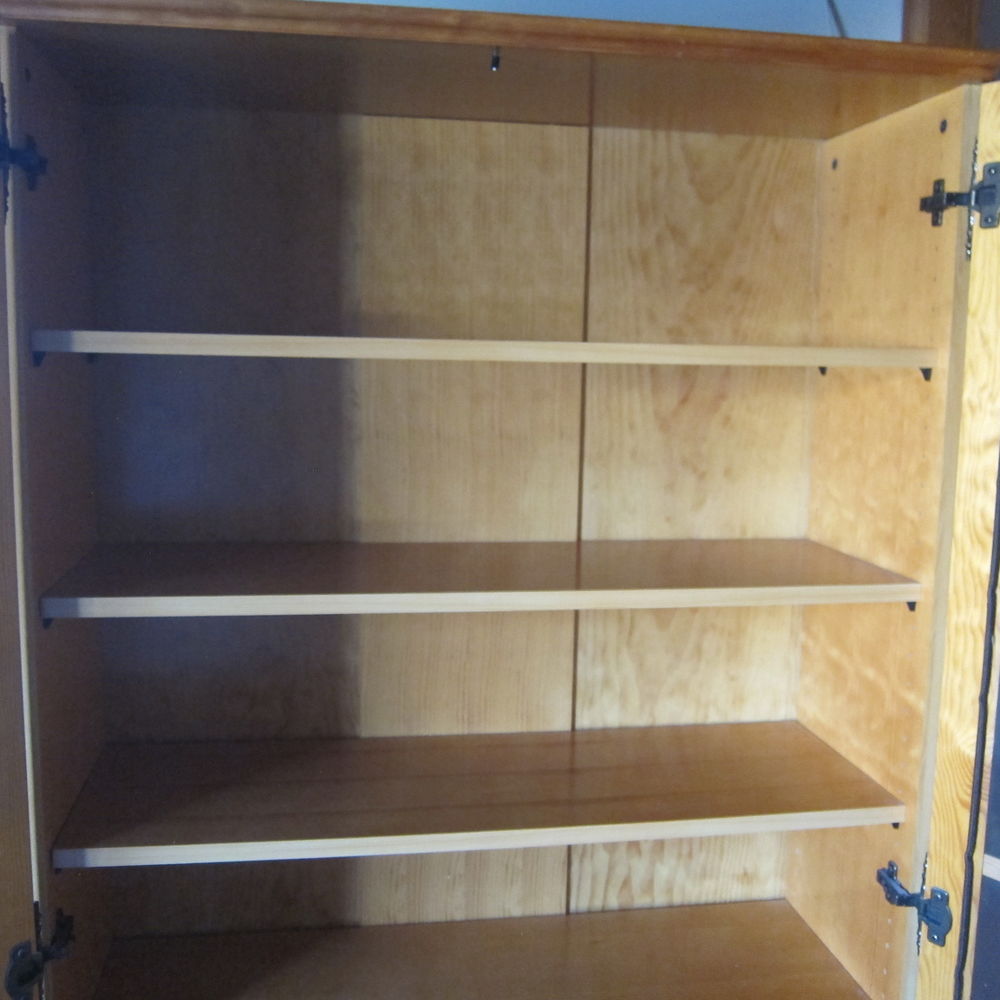armoire vitrine en pin comme neuve Meubles