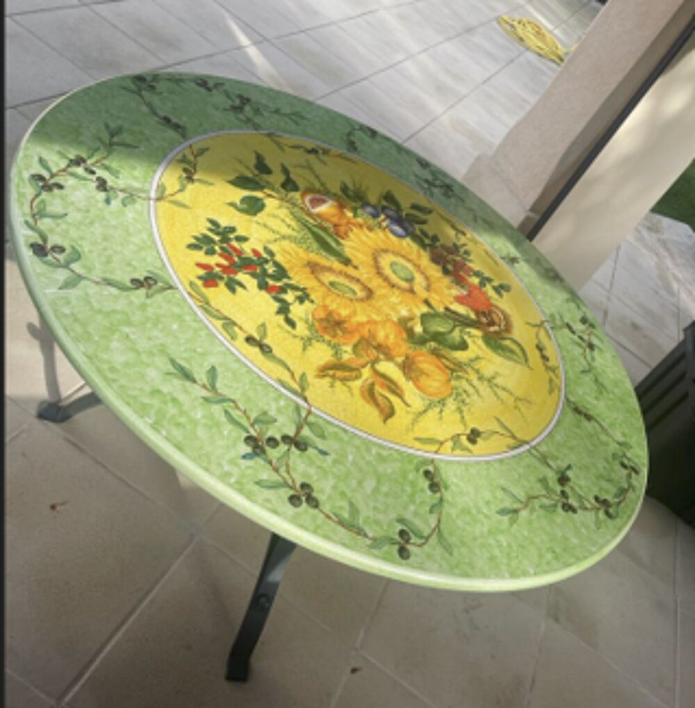 Table c&eacute;ramique ronde sign&eacute;e , Meubles