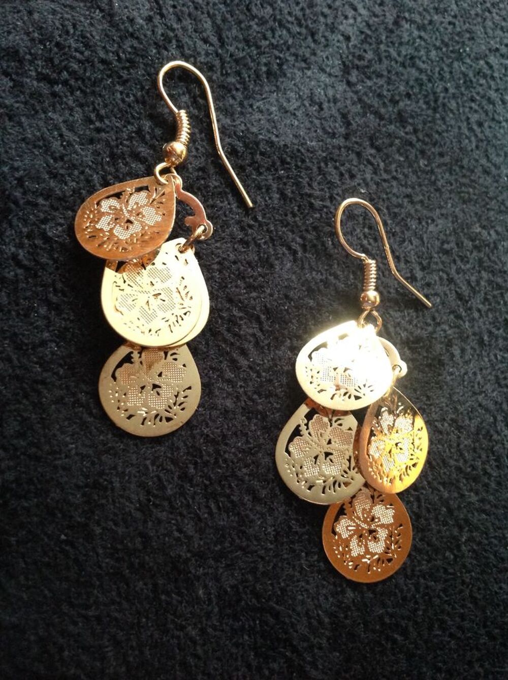 BOUCLES OREILLES DOR&Eacute; GOUTTE FLEURS Envoi Possible
Bijoux et montres