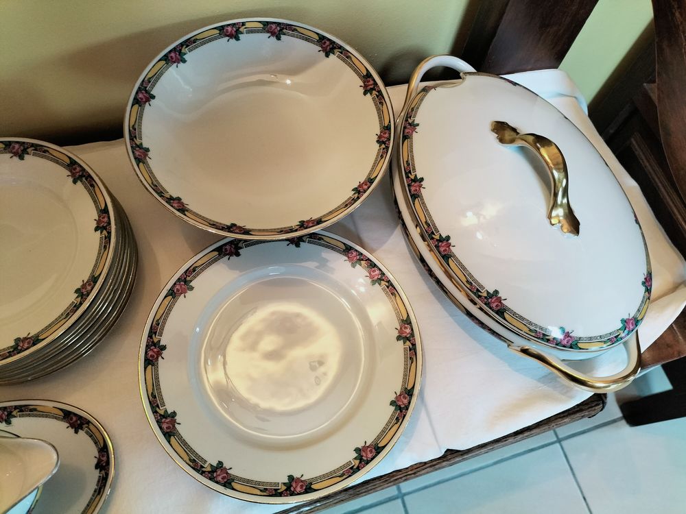 SERVICE DE TABLE EN PORCELAINE DE LIMOGES Décoration