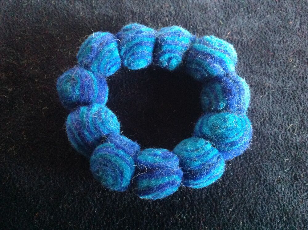 BRACELET BOULES FEUTRE LAiNE BLEU FONC&Eacute; CLAIR NEUF Envoi po
Bijoux et montres