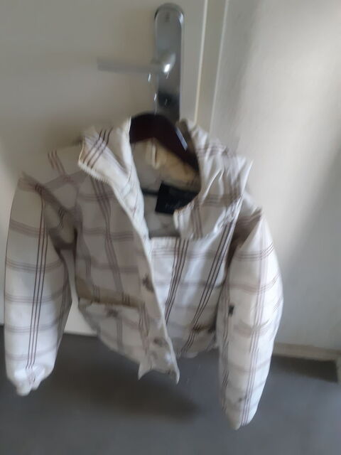 Blouson taille L a capuche longue manche 7 Montbéliard (25)
