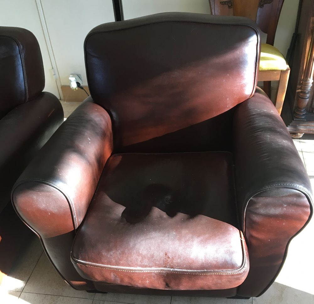 2 Fauteuils club "moustache" en cuir;
Meubles