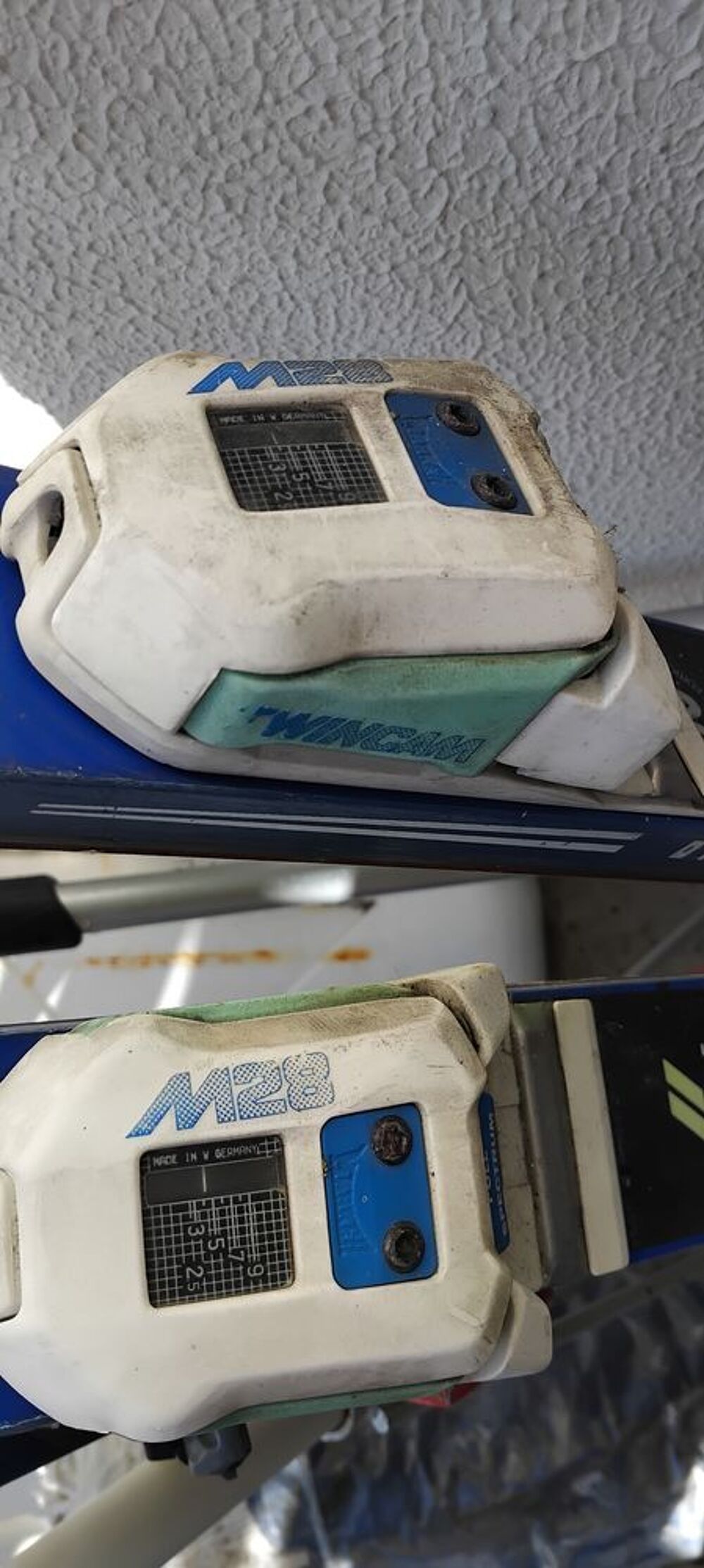 deux paires de skis Sports