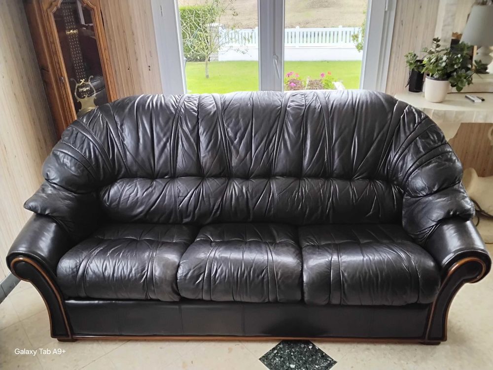 2 fauteuils et 1 canap&eacute;en Cuir. Meubles