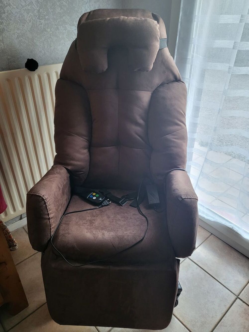 Fauteuil &agrave; pousser &eacute;lectrique d&eacute;tente ultra mmaniable Innov Meubles