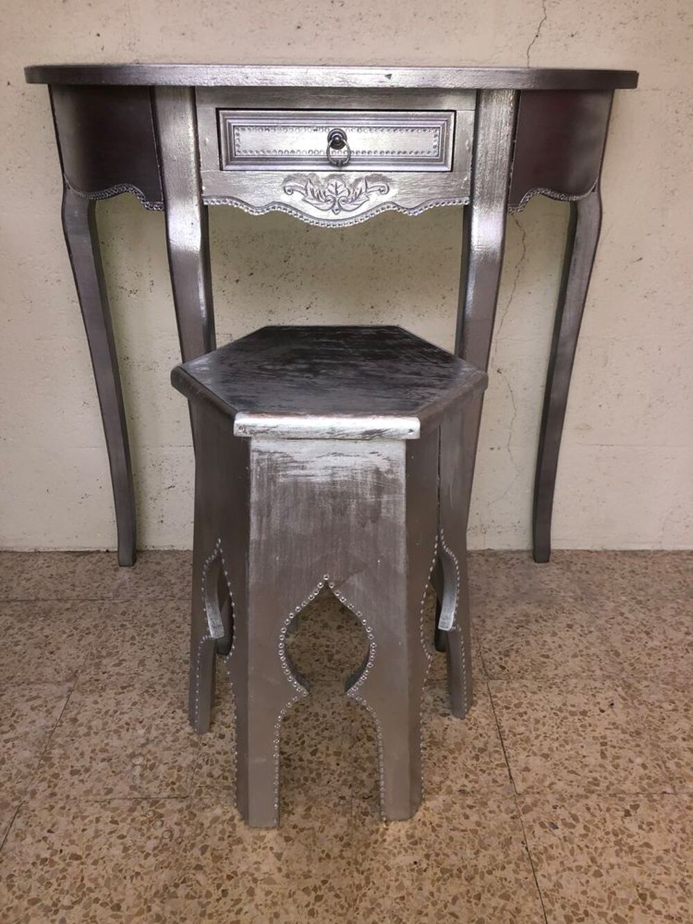 Table Coiffeuse refaite 
Strass de couleur grise argent&eacute; Meubles