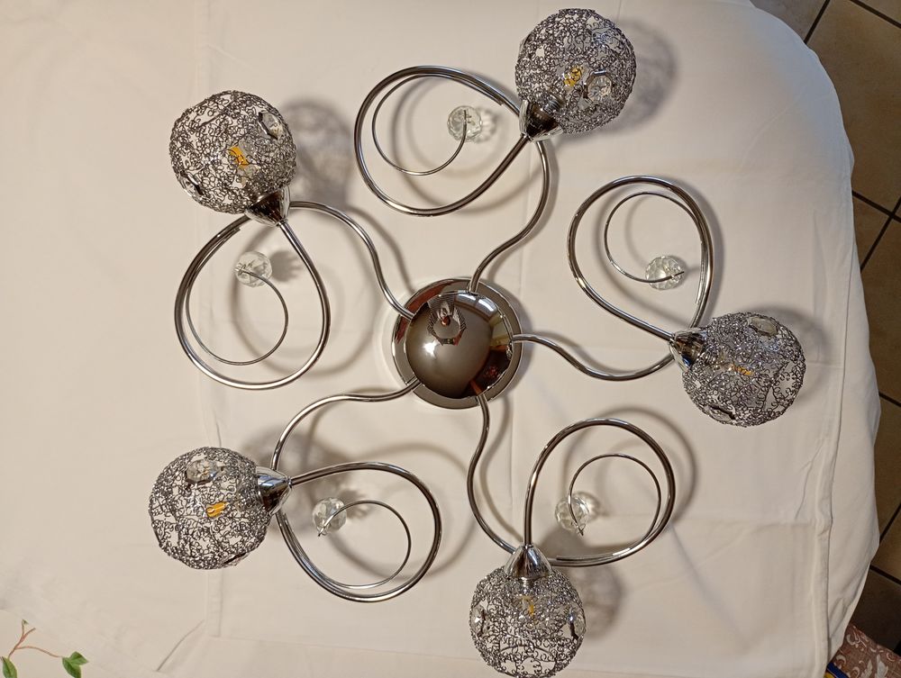 plafonnier &agrave; LED au design original Décoration