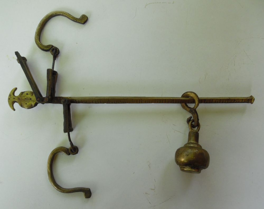 Tr&egrave;s ancienne balance Romaine en laiton (cuivre jaune) 

