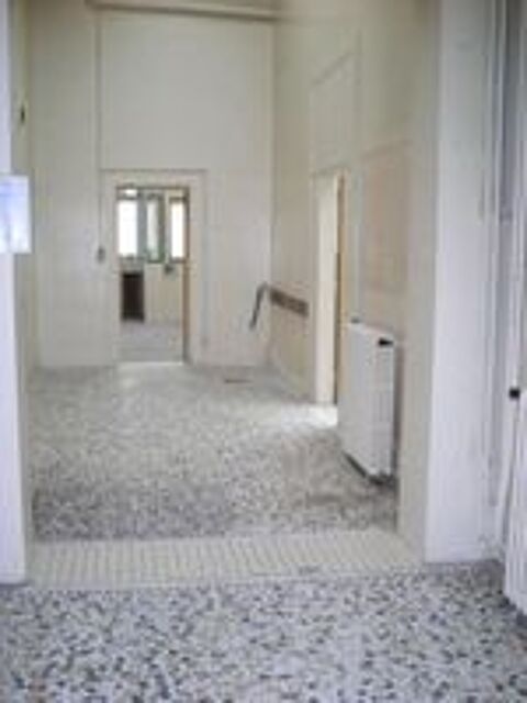   LOCAL PROFESSIONNEL OU COMMERCIAL A VENDRE A CAMBRAI. 