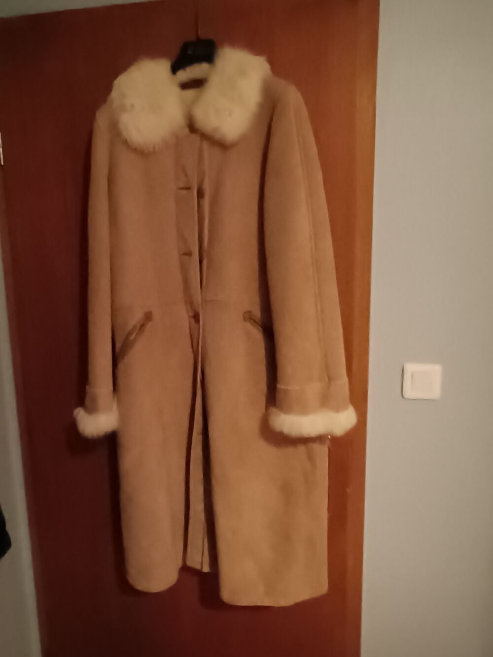 Manteau en fourrure peau de mouton retourn&eacute; Vêtements