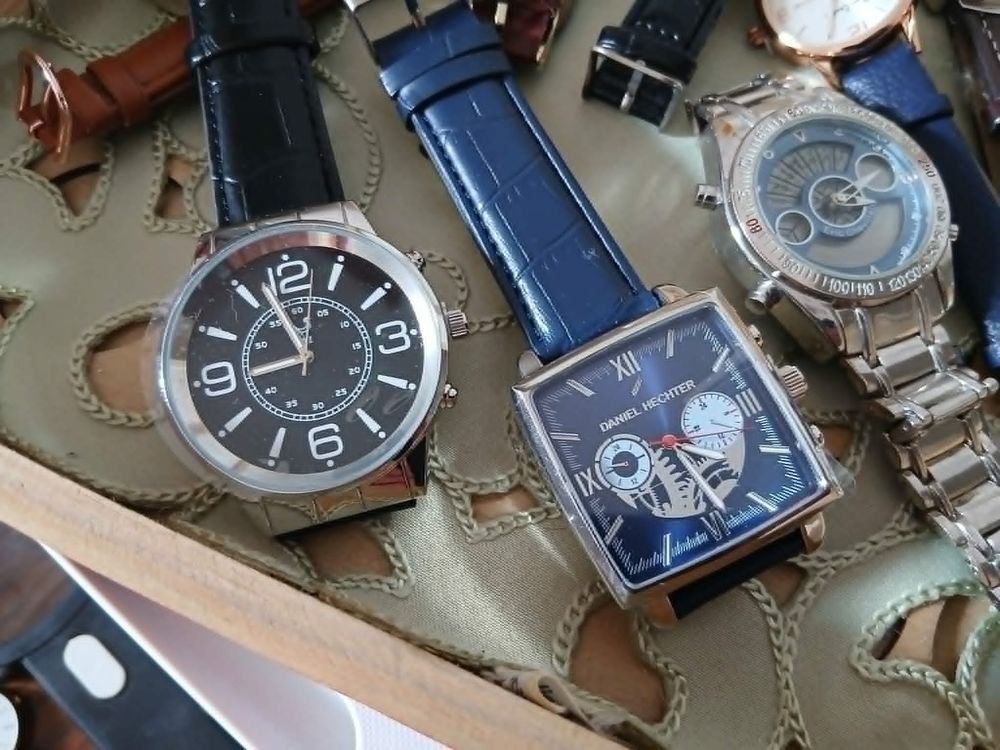 Lot dix montres + coffret bois vitr&eacute; de valeur N&deg;1348 Bijoux et montres