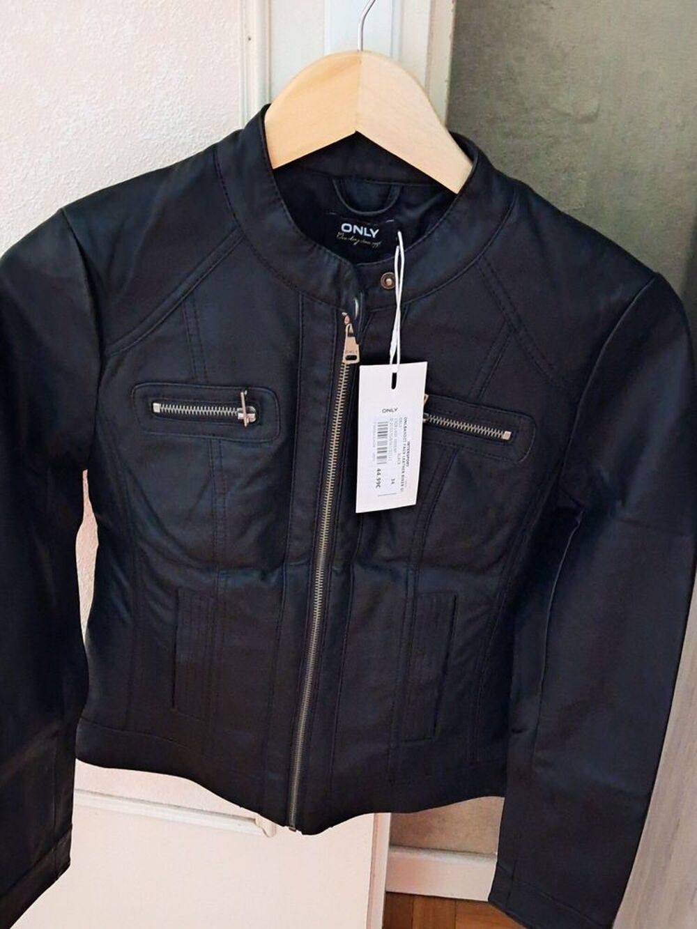 veste en cuire neuve. Vêtements