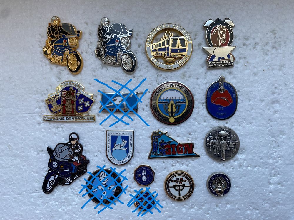divers pin's de la Gendarmerie.... 