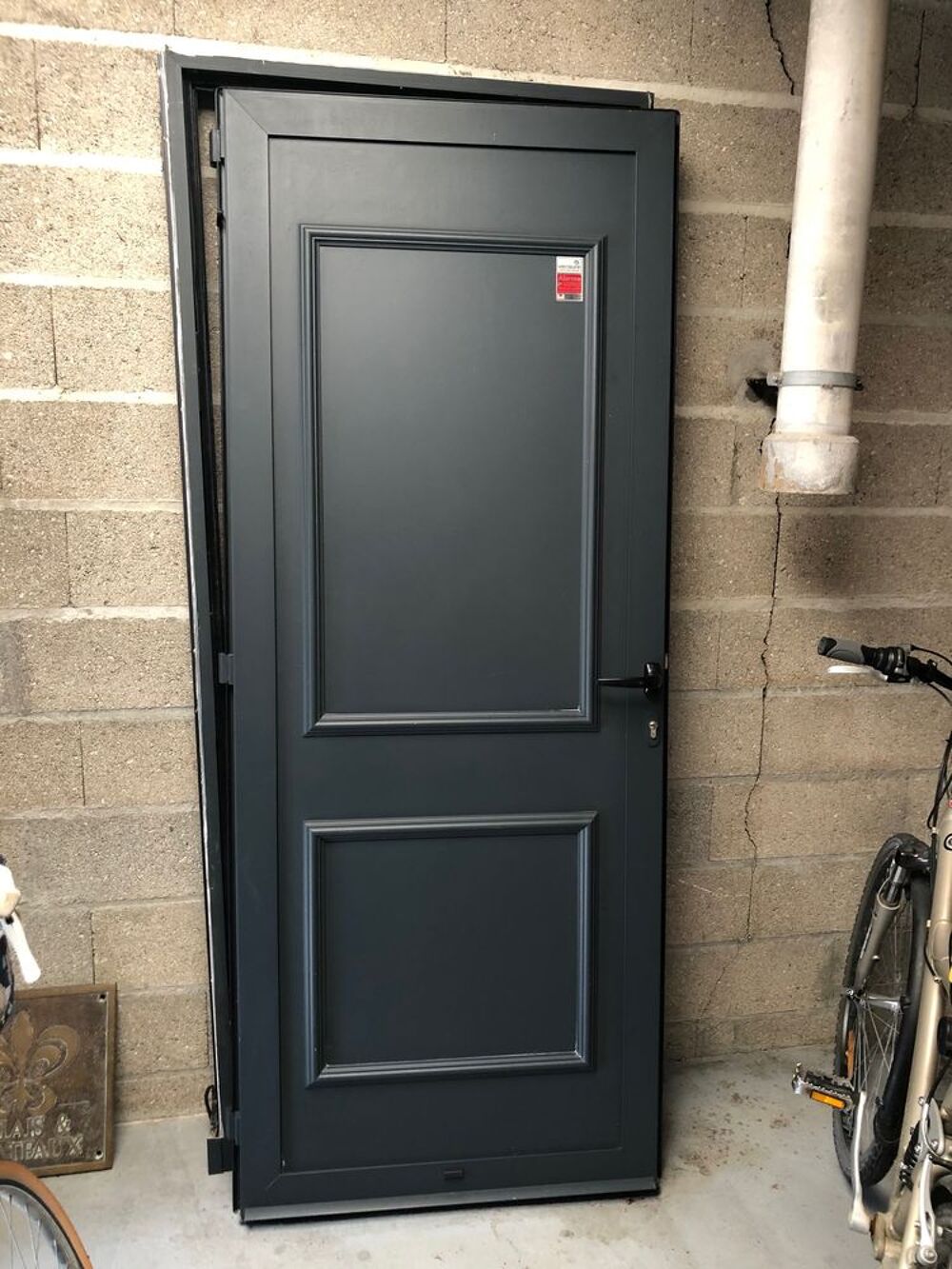 Porte d'entr&eacute;e blind&eacute;e en aluminium.
Bricolage