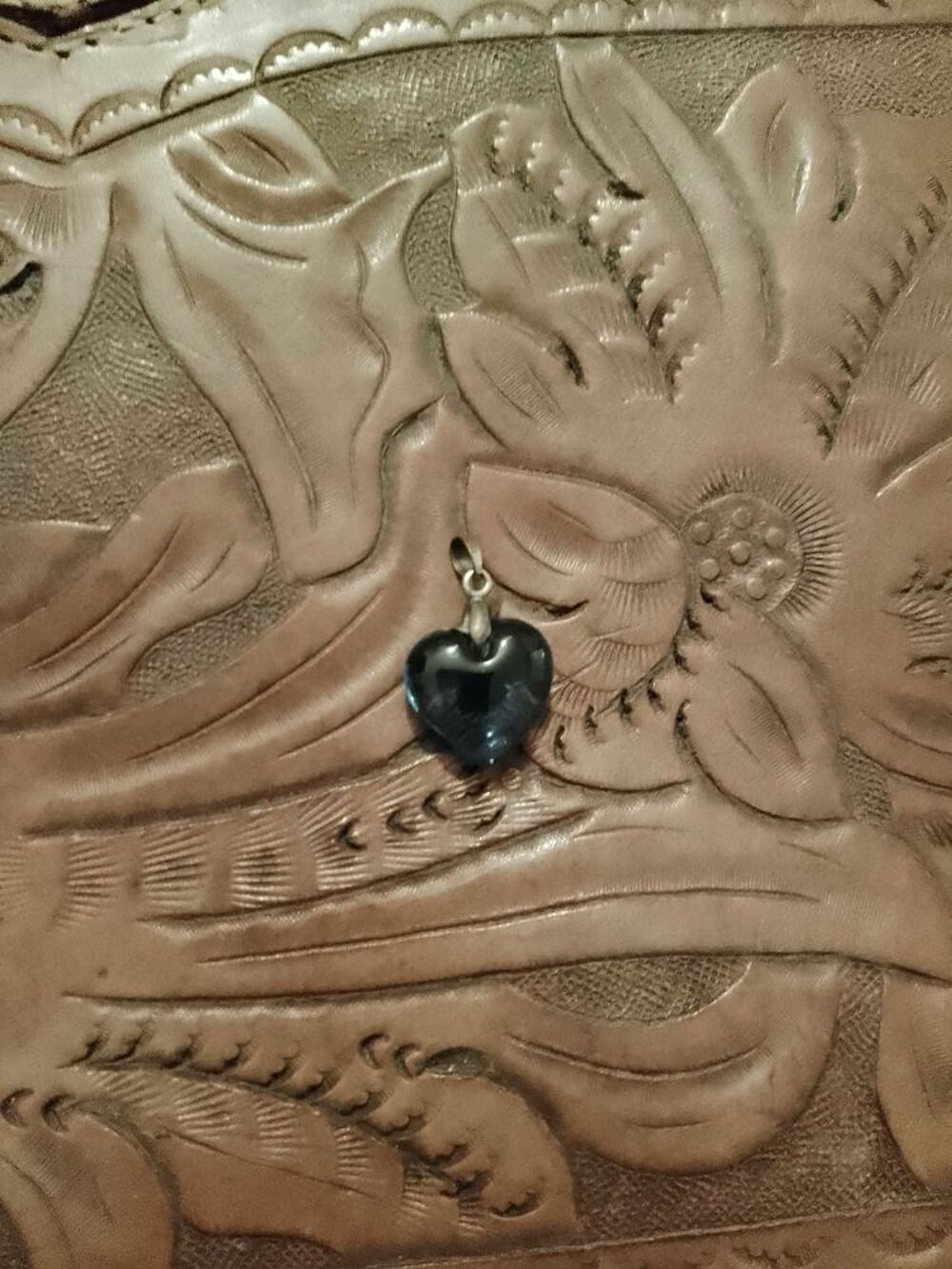 pendentif coeur en verre bleu sur m&eacute;tal argent&eacute; vintage ann&eacute;es 90. Bijoux et montres