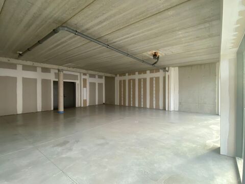 Grand local avec vitrine à louer 976 66380 Pia