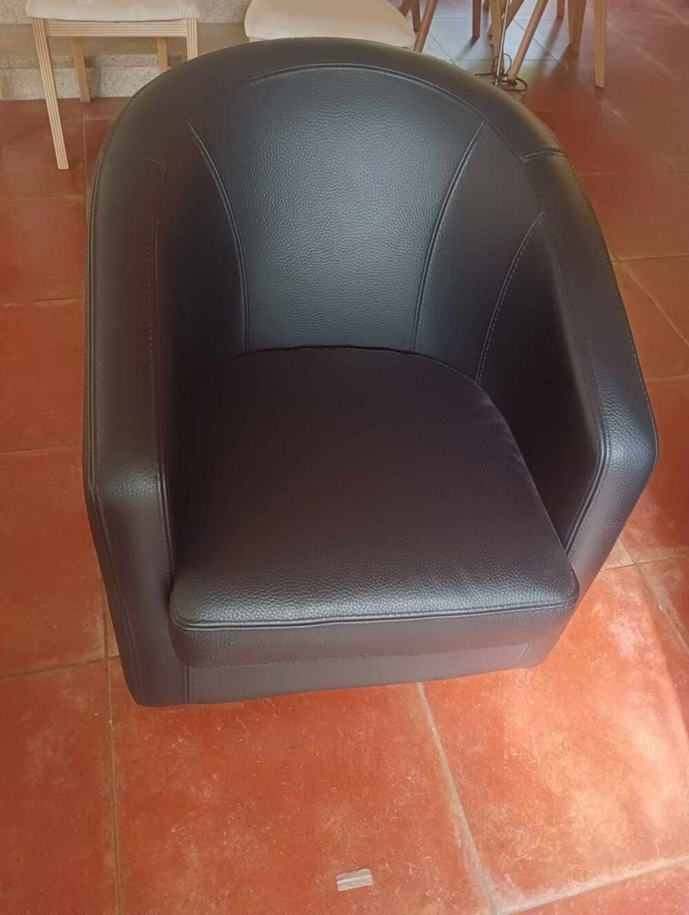 Canap&eacute; en cuir + pouf et fauteuil - noir - Tr&egrave;s bon &eacute;tat Meubles