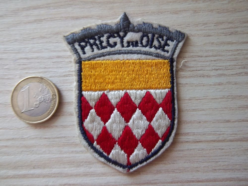 &eacute;cusson vintage Pr&eacute;cy-sur-Oise Hauts-de-France insigne colle 