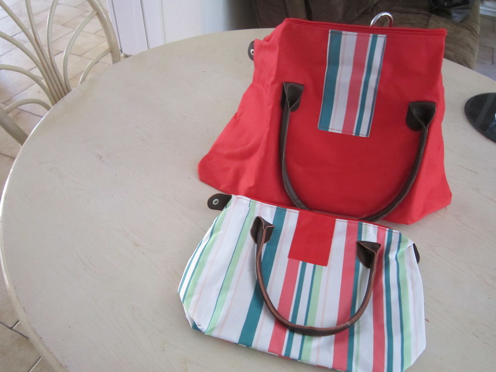 Un lot de deux (2) sacs en polyester avec attribut Maroquinerie