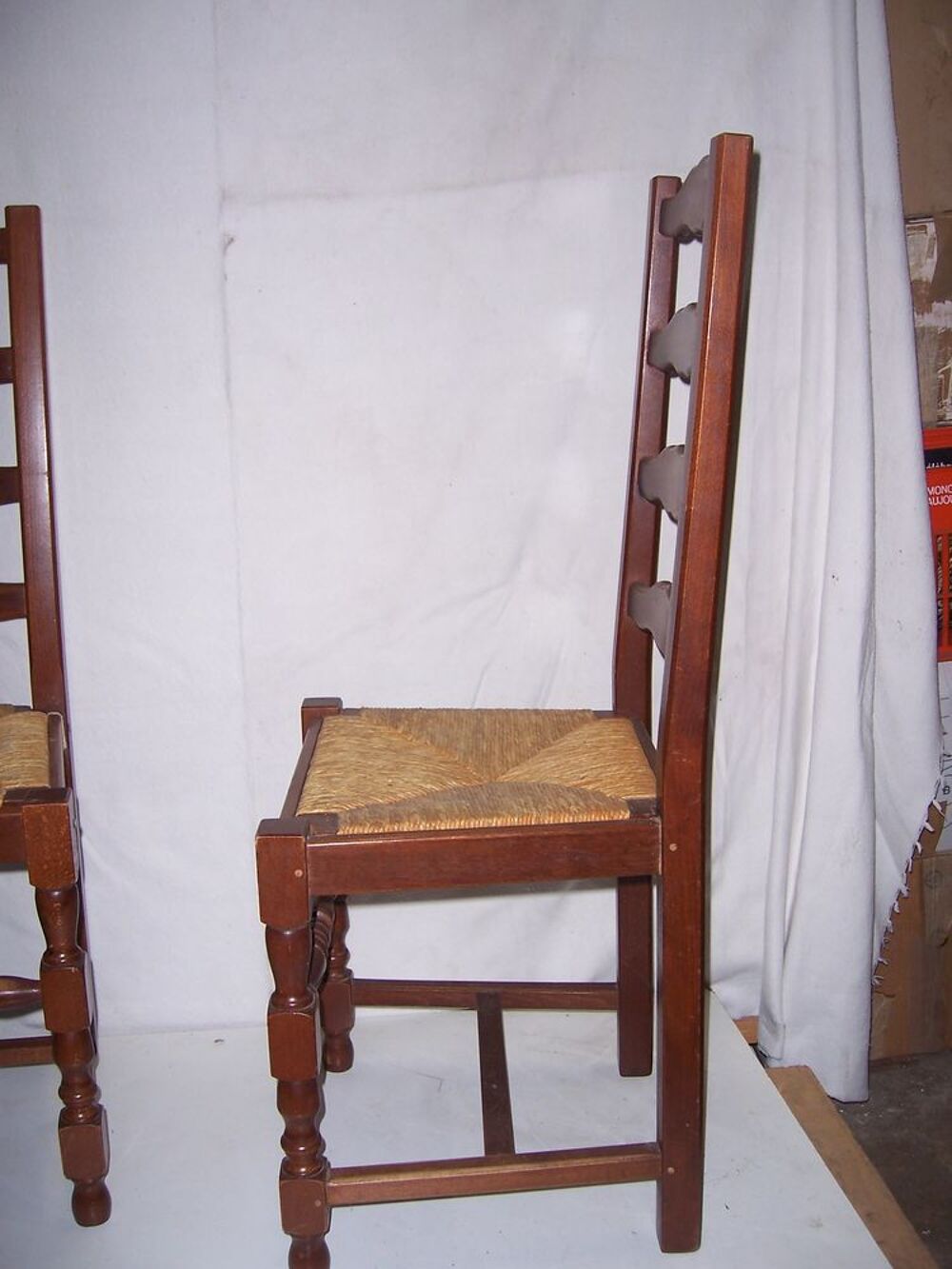 4 chaises en bois rustiques paill&eacute;es avec coussins assise D�coration