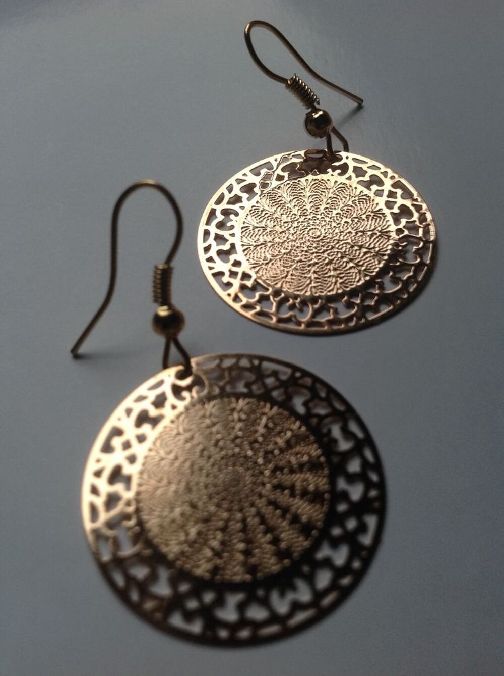 BOUCLES OREILLES DOR&Eacute;E SOLEIL ARABESQUE Envoi Possible
Bijoux et montres