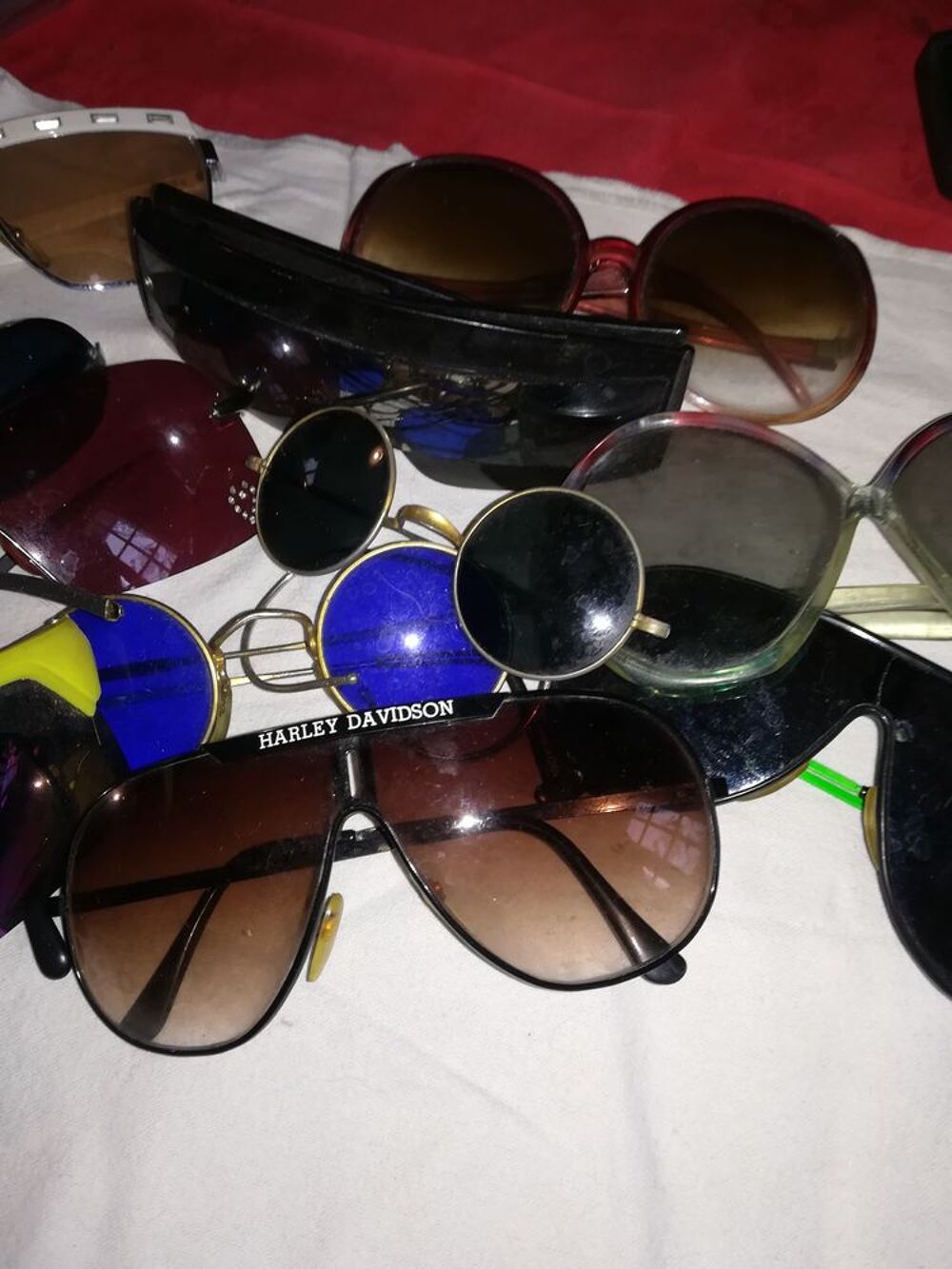 Une douzaines de lunettes de soleil Bijoux et montres