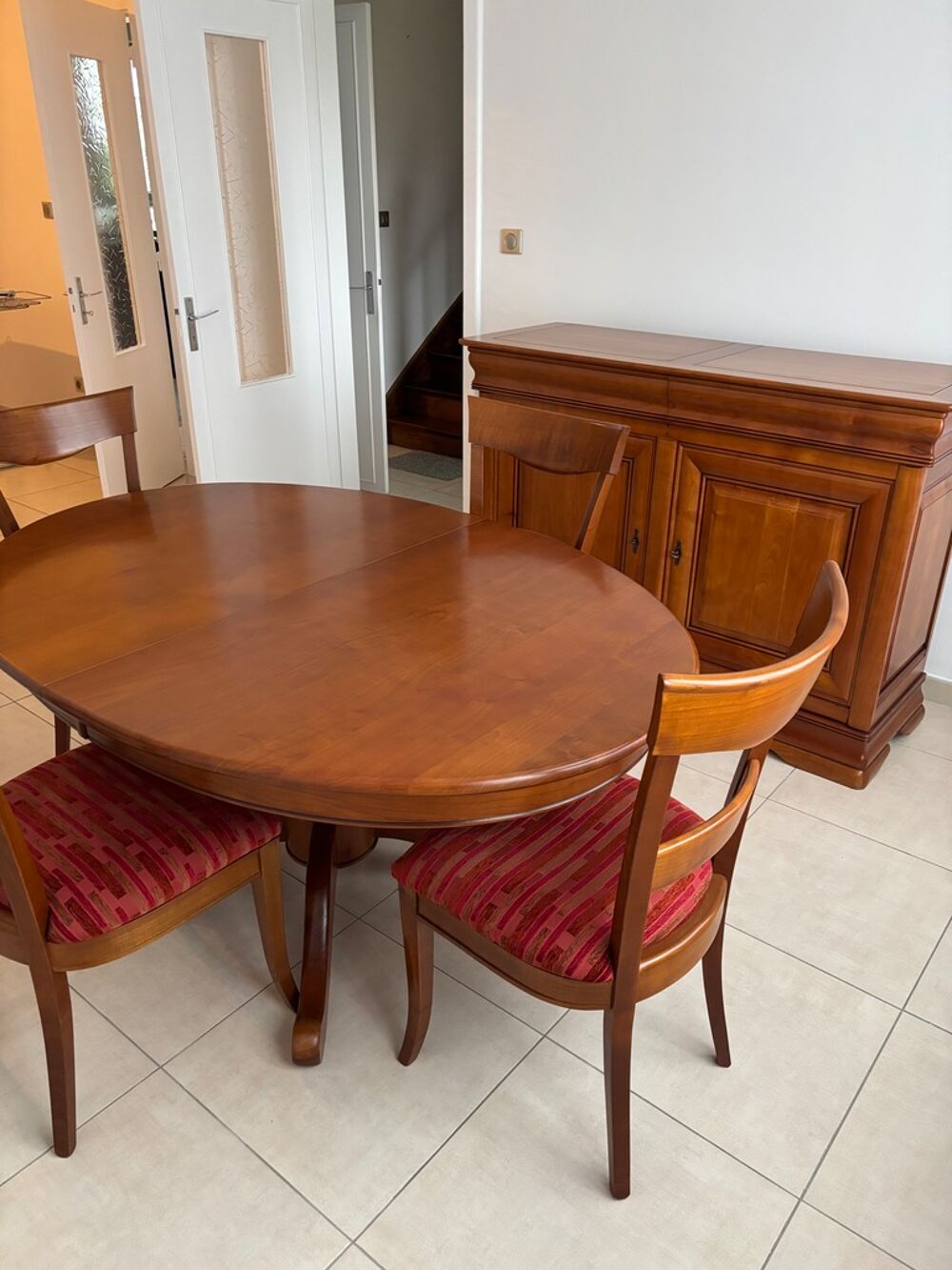 Table &agrave; manger ronde en bois et chaises assorties Meubles
