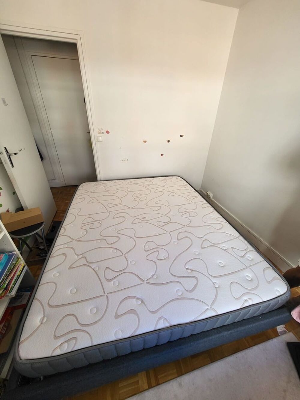 Lit pratiquement neuf Meubles