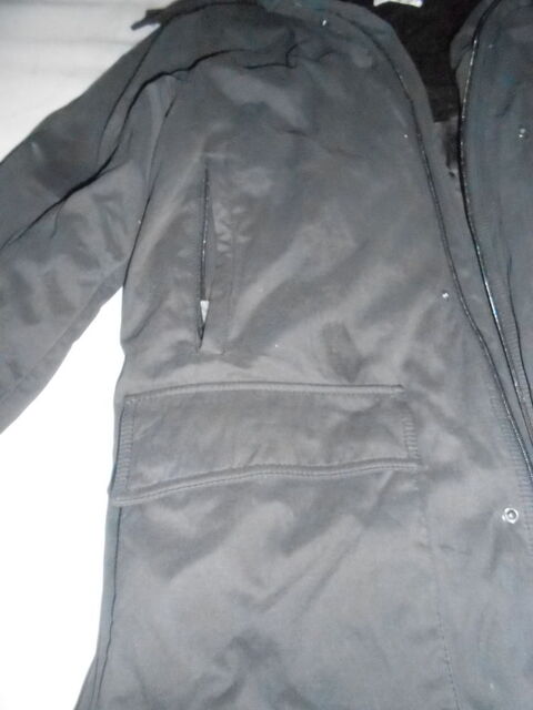 veste bleu marine avec capuche moltonnée 
fermeture éclaire 15 Marck (62)