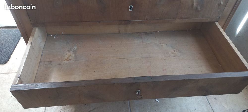 Commode ancienne a r&eacute;nover
Meubles