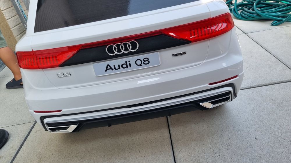 Voiture &eacute;lectrique pour enfant Audi Q8 Jeux / jouets