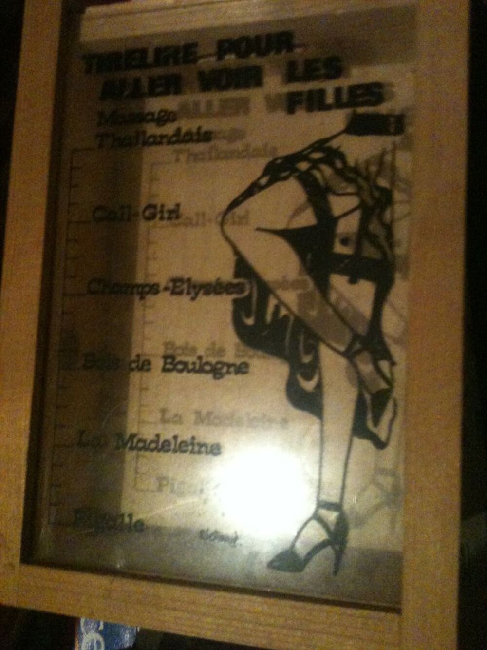 Cadre bois tirelire dessin sexy sur vitre Décoration