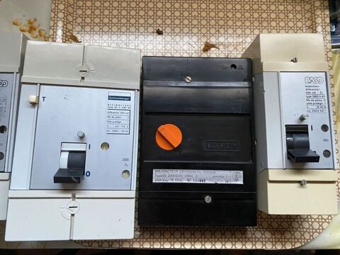anciens disjoncteurs électriques monophasés ou triphasés 15 Mandres-les-Roses (94)