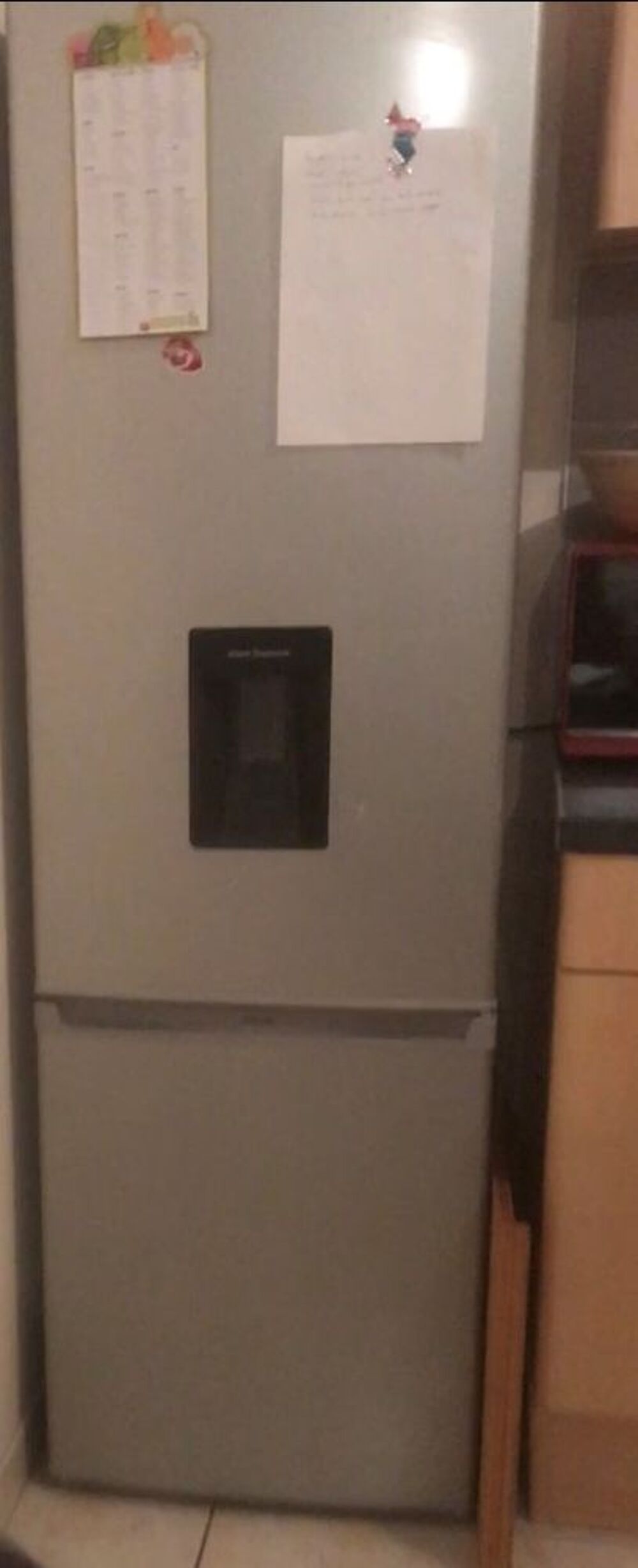 R&eacute;frig&eacute;rateur avec cong&eacute;lateur en bas int&eacute;gr&eacute; + fontaine eau Electroménager