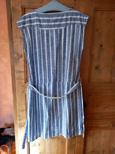 !Jolie robe blanche et bleue portée 1 fois mais trop gr. 25 Aime (73)