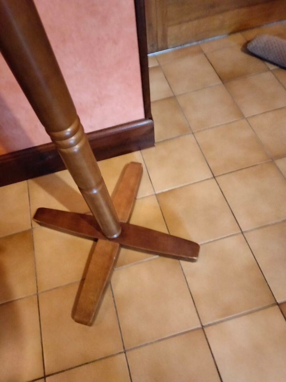 Porte-manteau sur pied. Décoration
