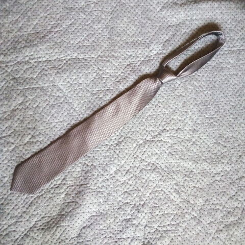 Cravate imprime grise TISSAIA en soie 5 Cormelles-le-Royal (14)