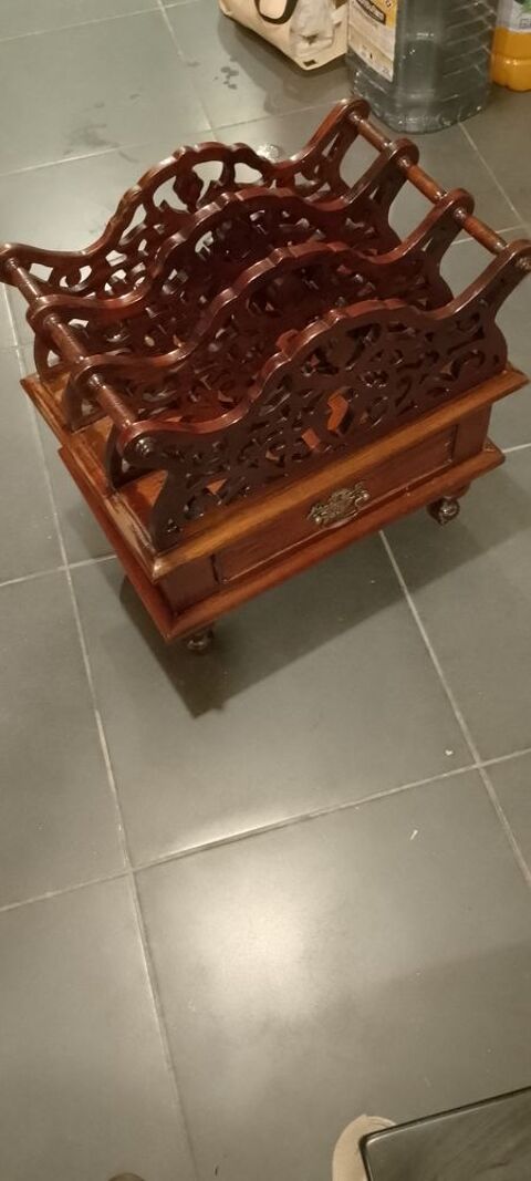 Ancien porte revues en bois Lavaur (81)