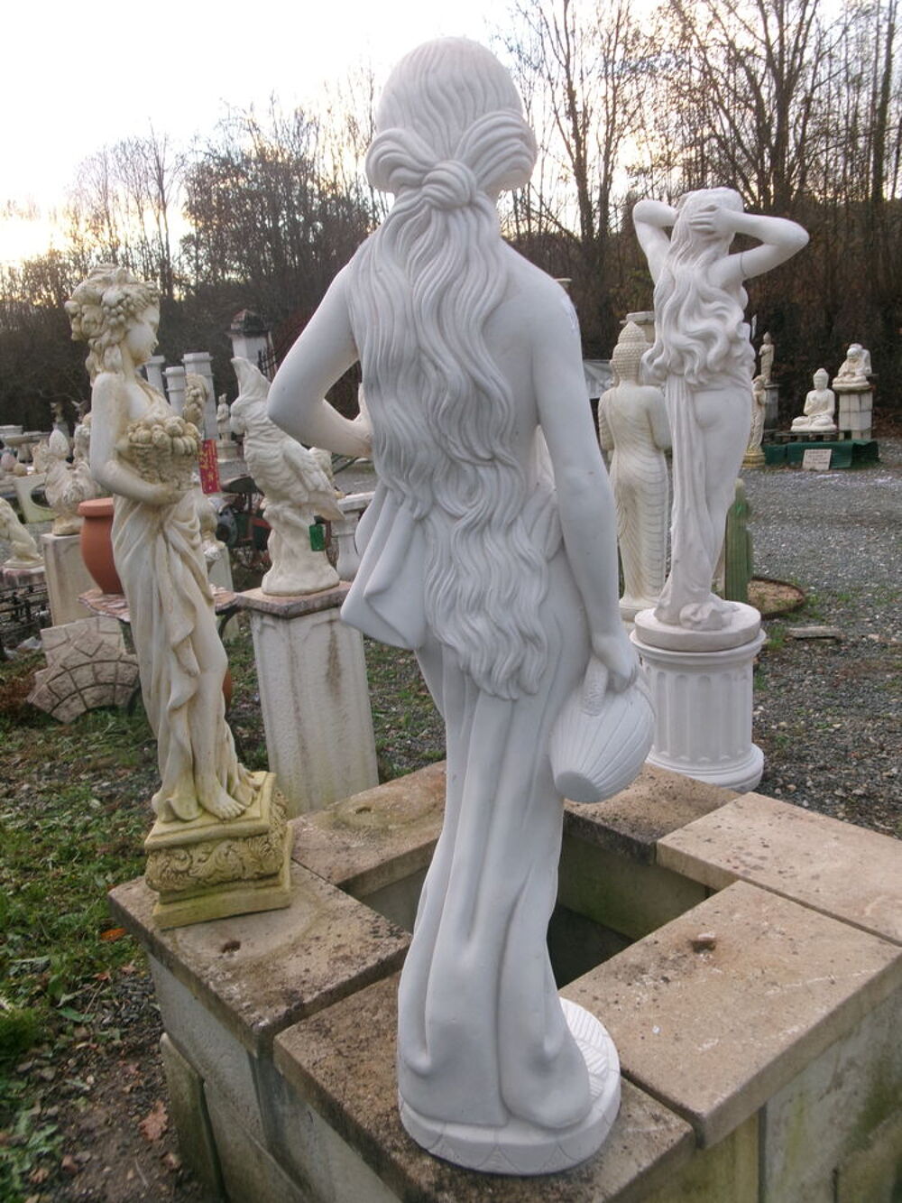 Statue femme aux cruches, en pierre reconstitu&eacute;e Décoration