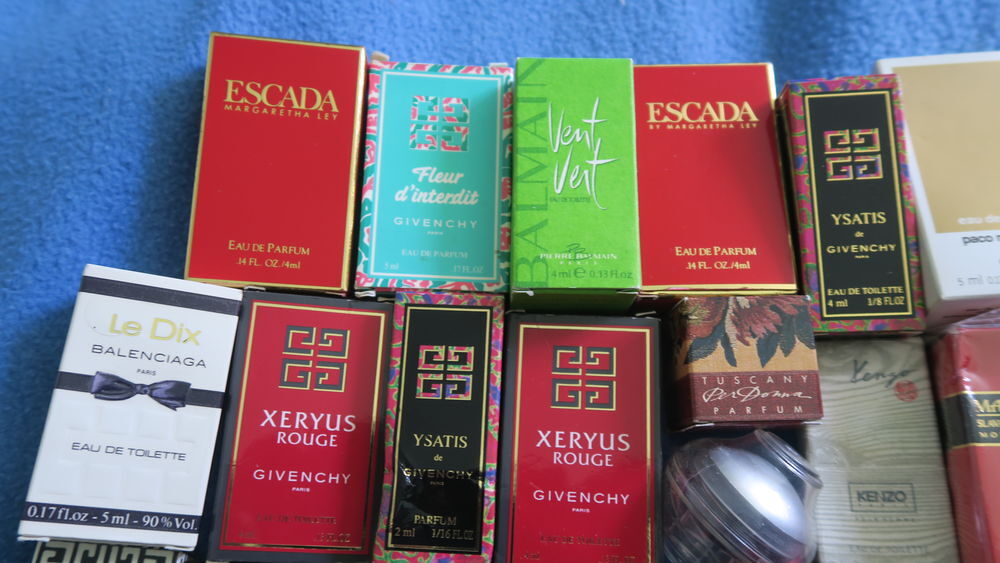 Lot de 25 miniatures de parfum avec boite 