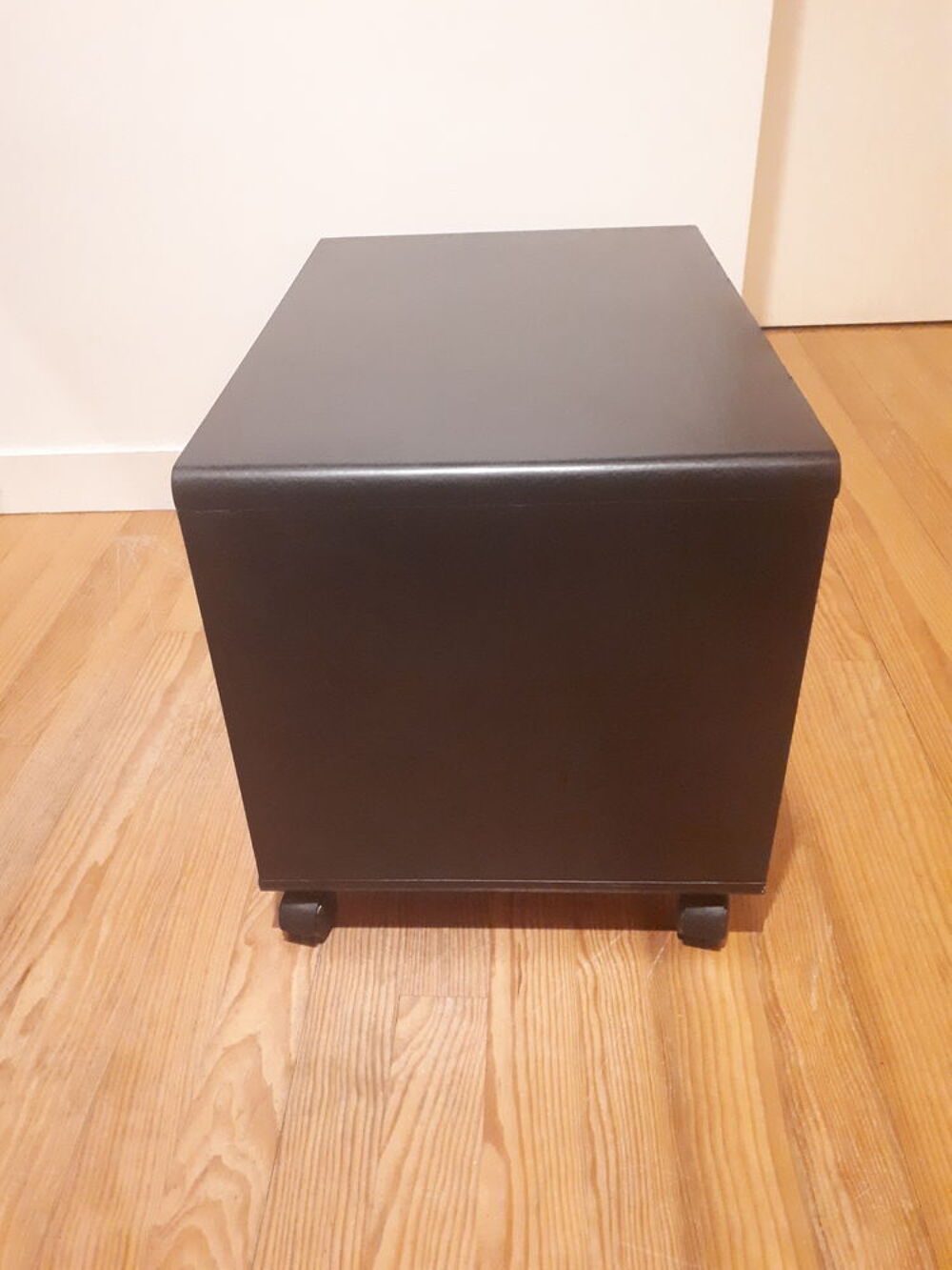 Caisson noir en bois sur roulettes, 20 euros Meubles
