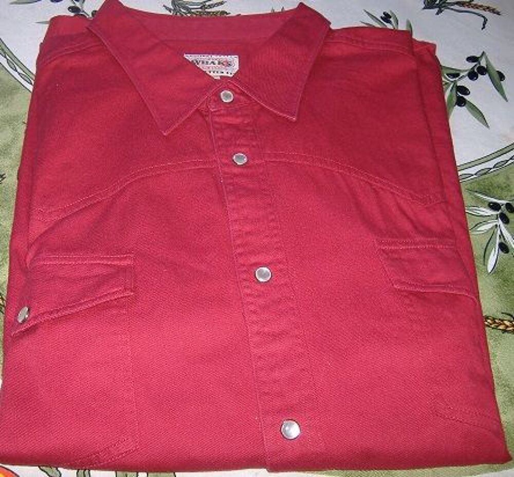 Chemise en jean rouge-bordeau. Taille 6XL. Comme neuve Vêtements
