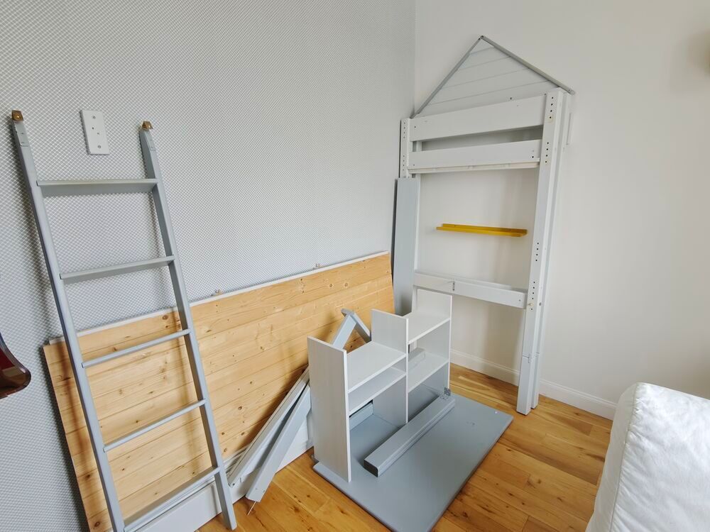 Lit &eacute;volutif en hauteur jusqu'&agrave; la mezzanine avec bureau Mobilier enfants
