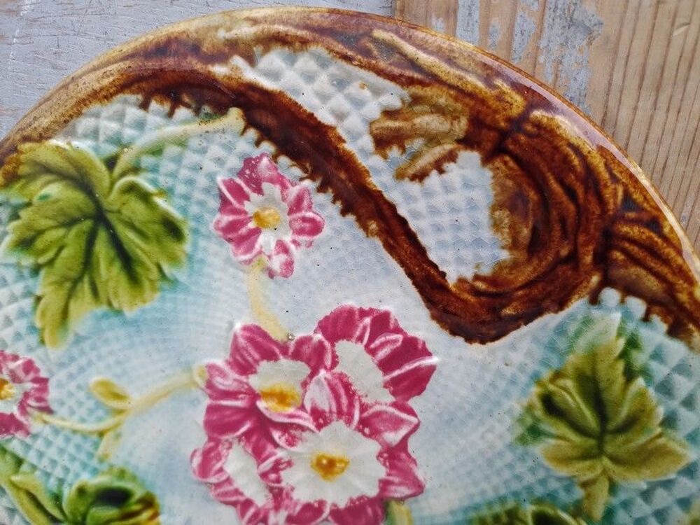 Deux Assiettes Fa&iuml;ence Barbotine Onnaing Majolica Art Nouvea 