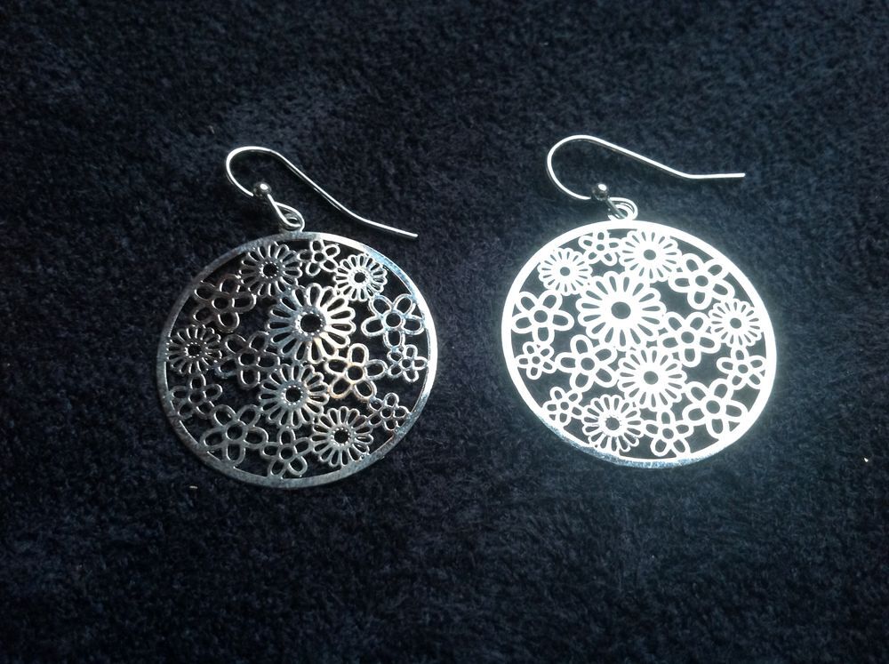 BOUCLES OREILLES ARGENT&Eacute;E RONDE FLEURS TAILLE VARI&Eacute; Envoi Po Bijoux et montres
