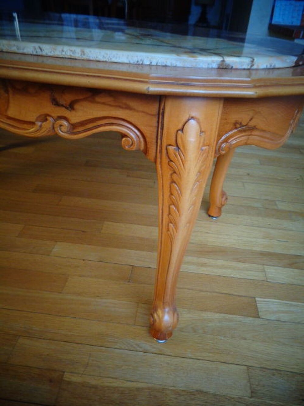Table basse ovale Style Louis XV en h&ecirc;tre massif et Onyx Meubles